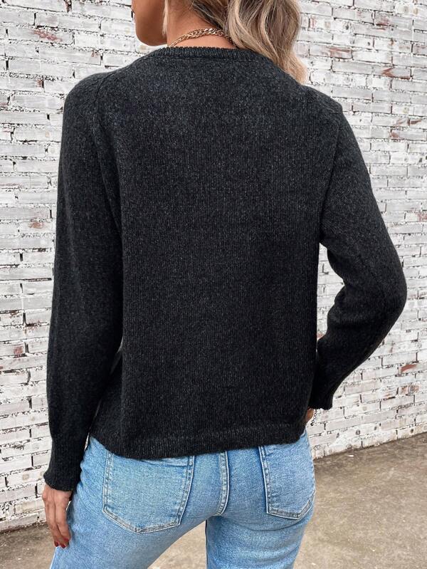 Comfortable sweater with V-neck and color block