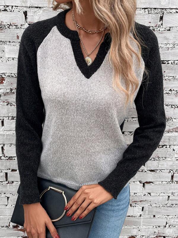 Comfortable sweater with V-neck and color block