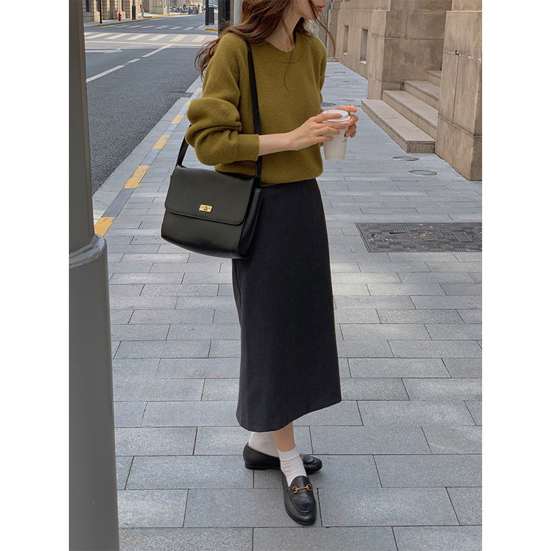 Sophisticated maxi skirt with split hem