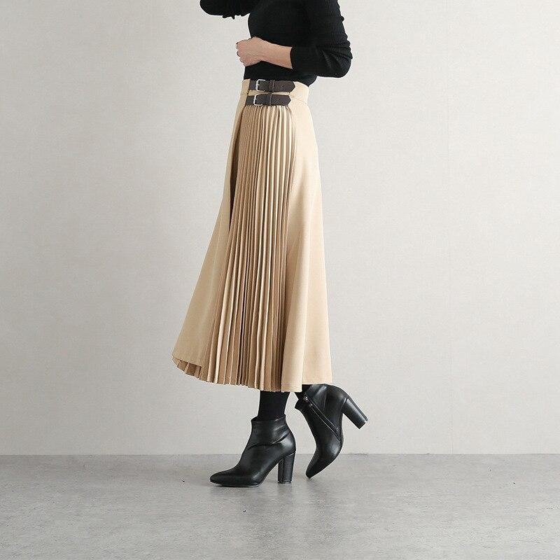 Pleated skirt with pleats