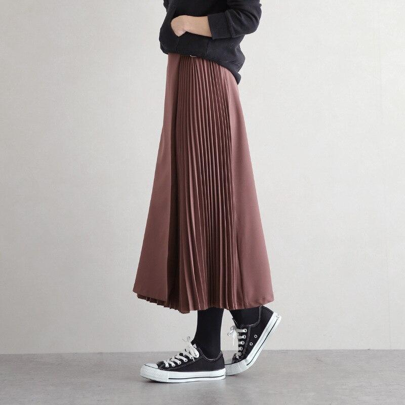 Pleated skirt with pleats