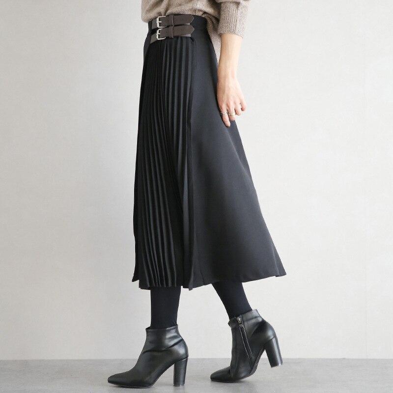 Pleated skirt with pleats