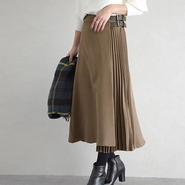 Pleated skirt with pleats