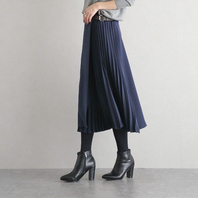 Pleated skirt with pleats