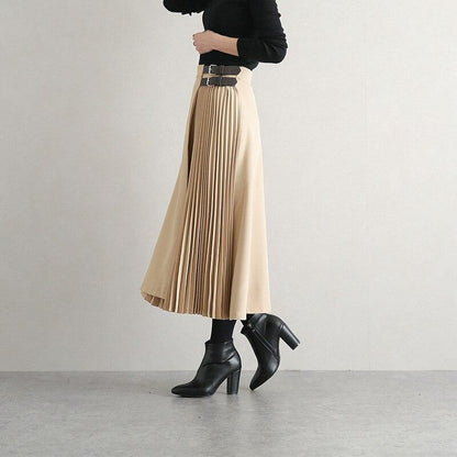 Pleated skirt with pleats